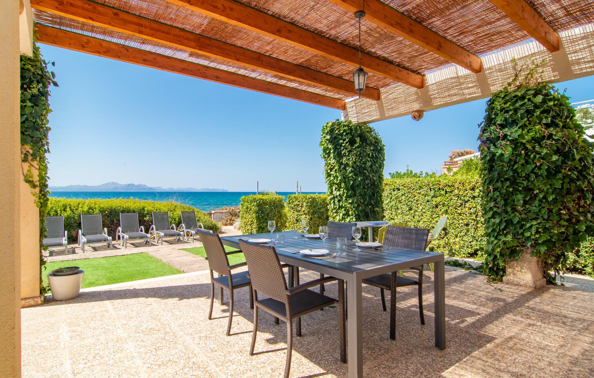 屋外ダイニングエリア