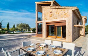 Outdoor dining - Cozy home in Alcudia with private swimming pool, can be inside or outside (Alcudia)