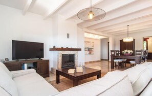 TV, ping pong - Lovely home in Manacor with private swimming pool, can be inside or outside (Manacor)