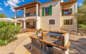 Outdoor dining - Gorgeous home in Vallgornera (Vallgornera)