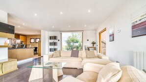 TV, DVD player - Amazing home in Campos with private swimming pool, can be inside or outside (Campos)