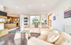 TV, DVD player - Amazing home in Campos with private swimming pool, can be inside or outside (Campos)