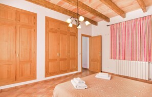 4 bedrooms, iron/ironing board, travel cot, free WiFi - Cozy home in Campos with private swimming pool, can be inside or outside (Campos)