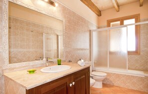 Shower, hair dryer - Cozy home in Campos with private swimming pool, can be inside or outside (Campos)