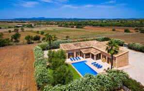 house - Cozy home in Campos with private swimming pool, can be inside or outside (Campos)