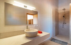Shower, hair dryer - Lovely home in Manacor with private swimming pool, can be inside or outside (Manacor)