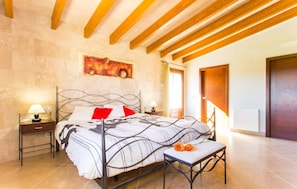6 bedrooms, iron/ironing board, travel cot, free WiFi - Lovely home in Manacor with private swimming pool, can be inside or outside (Manacor)