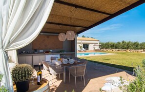 Outdoor dining - Nice home in Playa de Muro with private swimming pool, can be inside or outside (Playa de Muro)