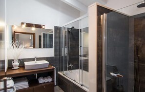 Shower, hair dryer - Nice home in Playa de Muro with private swimming pool, can be inside or outside (Playa de Muro)