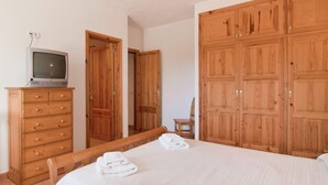 3 chambres, fer et planche à repasser, lit de bébé portatif