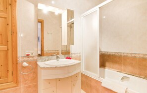 Shower, hair dryer - Beautiful home in Campos with private swimming pool, can be inside or outside (Campos)