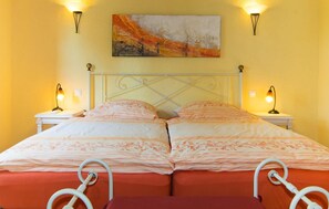 2 bedrooms, in-room safe, iron/ironing board, travel cot - Luxurious home in Arta with private swimming pool, can be inside or outside (Arta)