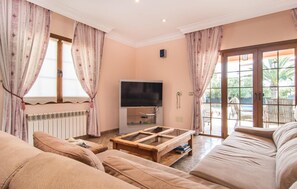 TV - Nice home in Portocolom with private swimming pool, can be inside or outside (Portocolom)
