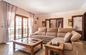 TV - Nice home in Portocolom with private swimming pool, can be inside or outside (Portocolom)