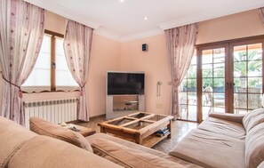 TV - Nice home in Portocolom with private swimming pool, can be inside or outside (Portocolom)