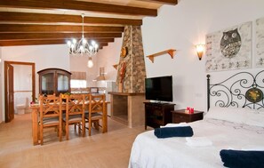 5 bedrooms, iron/ironing board, travel cot, free WiFi - Luxurious home in Campos with private swimming pool, can be inside or outside (Campos)