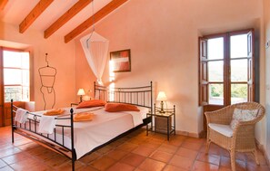3 bedrooms, iron/ironing board, travel cot, free WiFi - Awesome home in Manacor with private swimming pool, can be inside or outside (Manacor)