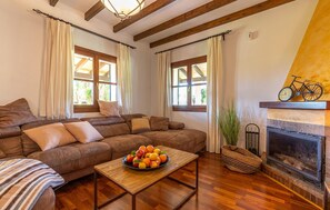 TV, DVD player, table football, ping pong - Cozy home in Inca with private swimming pool, can be inside or outside (Inca)