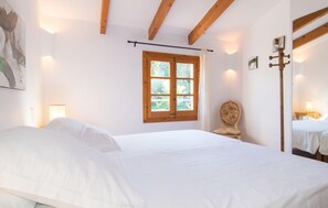 4 bedrooms, in-room safe, iron/ironing board, travel cot - Amazing home in Manacor with private swimming pool, can be inside or outside (Manacor)