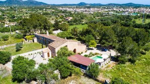 A rural property with a large house, a swimming pool, and surrounding greenery. - Nice home in Sant Llorenc with private swimming pool, can be inside or outside (Sant Llorenc)