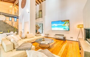 Fernseher, Kamin, DVD-Player