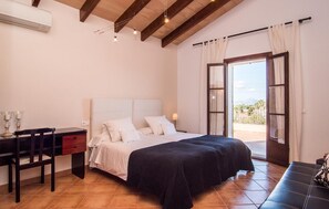 3 bedrooms, in-room safe, iron/ironing board, travel cot - Nice home in Can Picafort with private swimming pool, can be inside or outside (Can Picafort)