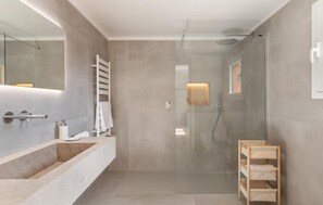 Shower, hair dryer - Nice home in Port Verd with private swimming pool, can be inside or outside (Port Verd)