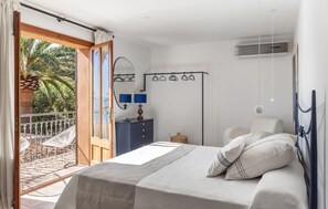 4 bedrooms, in-room safe, iron/ironing board, travel cot - Nice home in Port Verd with private swimming pool, can be inside or outside (Port Verd)