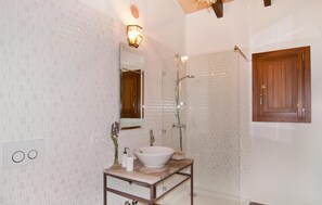 Shower, hair dryer - Gorgeous home in Manacor with private swimming pool, can be inside or outside (Manacor)
