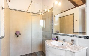 Douche, sèche-cheveux