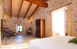 3 bedrooms, in-room safe, iron/ironing board, travel crib