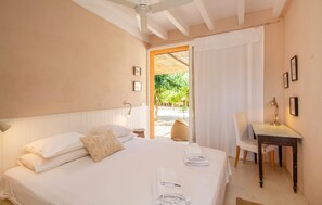 5 bedrooms, iron/ironing board, travel cot, free WiFi - Beautiful home in Ses Covetes (Ses Covetes)