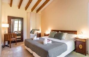 2 bedrooms, in-room safe, iron/ironing board, travel cot - Stunning home in Port Verd with private swimming pool, can be inside or outside (Port Verd)