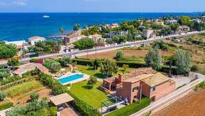 A coastal residential area with houses, a swimming pool, and a clear view of the sea. - Beach front home in Port Verd (Port Verd)