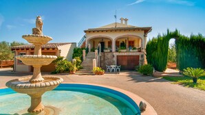 A Mediterranean-style villa with a fountain, a swimming pool, and a patio area. - Beautiful home in Ariany with private swimming pool, can be inside or outside (Ariany)