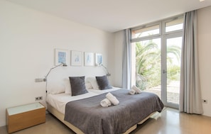 3 bedrooms, iron/ironing board, travel cot, free WiFi - Awesome home in Port Verd with sauna (Port Verd)