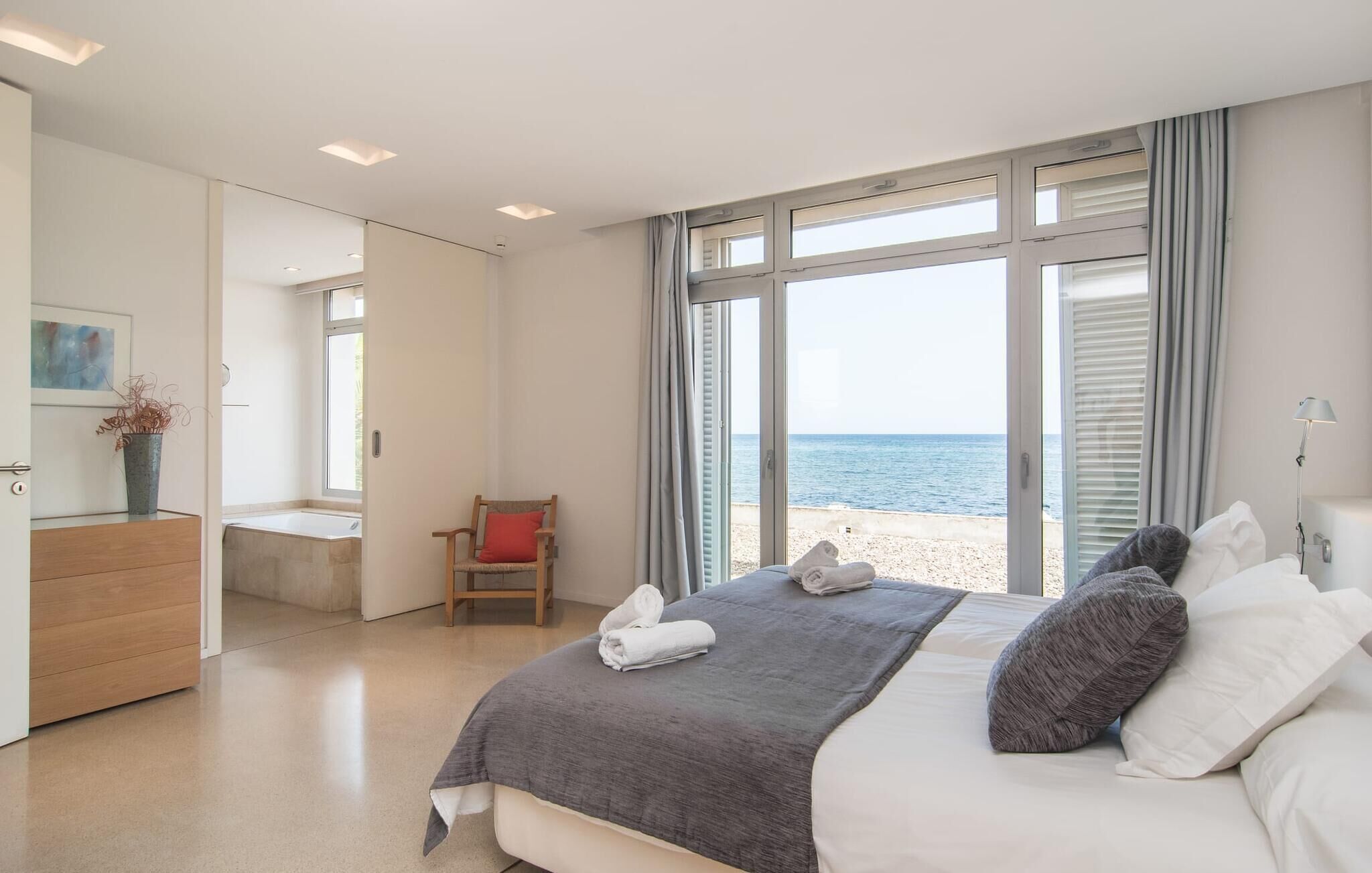 3 habitaciones, tabla de planchar con plancha y cuna de viaje 