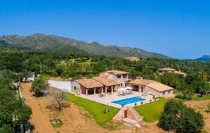 A villa with a swimming pool, surrounded by lush greenery and mountains. - Amazing home in Arta with private swimming pool, can be inside or outside (Arta)