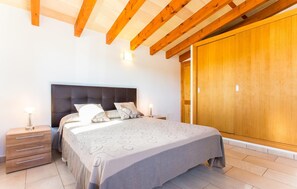 3 chambres, coffres-forts dans les chambres, fer et planche à repasser