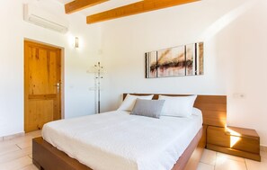 3 makuuhuonetta, tallelokero huoneessa, silitysrauta/-lauta