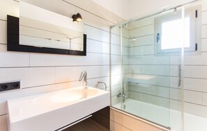 Shower, hair dryer - Nice home in Muro with private swimming pool, can be inside or outside (Muro)