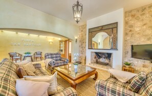 TV, DVD player - Luxurious home in Llubi with private swimming pool, can be inside or outside (Llubi)