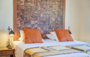 3 bedrooms, iron/ironing board, travel cot, free WiFi - Luxurious home in Llubi with private swimming pool, can be inside or outside (Llubi)