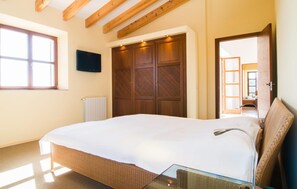 4 bedrooms, in-room safe, iron/ironing board, travel cot - Ses Eras-Es Camp d'Alt (Arta)