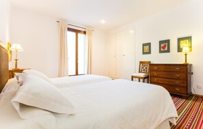 3 chambres, coffre-fort, fer et planche à repasser, lit de bébé portatif