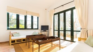3 chambres, coffres-forts dans les chambres, fer et planche à repasser