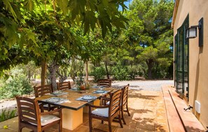 Outdoor dining - Luxurious home in Porto Cristo (Porto Cristo)
