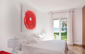 In-room safe, iron/ironing board, travel cot, free WiFi - Lovely home in Port Verd with private swimming pool, can be inside or outside (Port Verd)