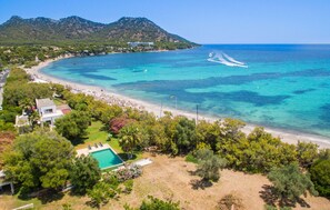 Ein Küstenanwesen mit Swimmingpool, Strandzugang und Meerblick.