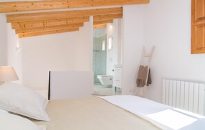2 bedrooms, iron/ironing board, travel cot, free WiFi - Cozy home in Port Verd with private swimming pool, can be inside or outside (Port Verd)